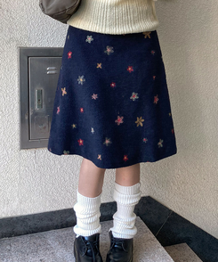 소하 플라워 자수 A라인 미디 스커트 네이비