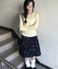 소하 플라워 자수 A라인 미디 스커트 네이비