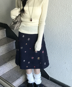 소하 플라워 자수 A라인 미디 스커트 네이비