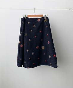 소하 플라워 자수 A라인 미디 스커트