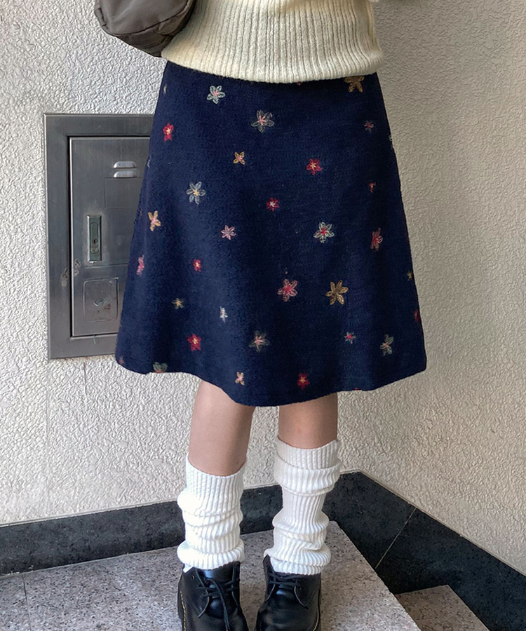 소하 플라워 자수 A라인 미디 스커트 네이비