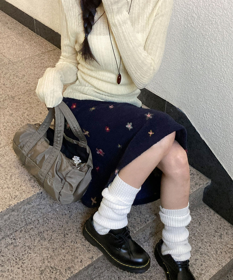 소하 플라워 자수 A라인 미디 스커트 네이비