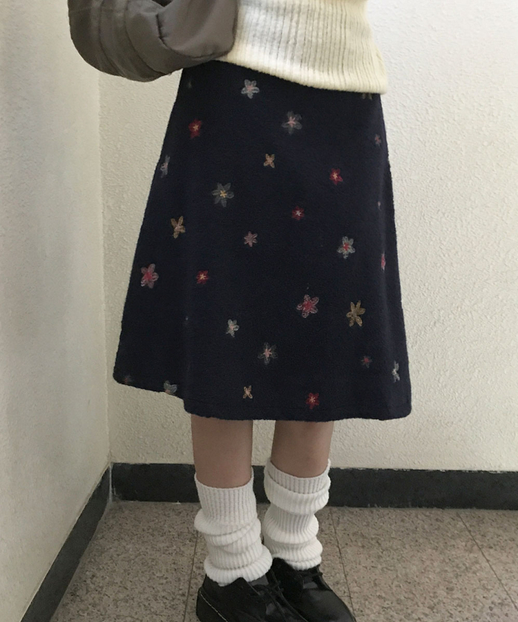 소하 플라워 자수 A라인 미디 스커트 네이비