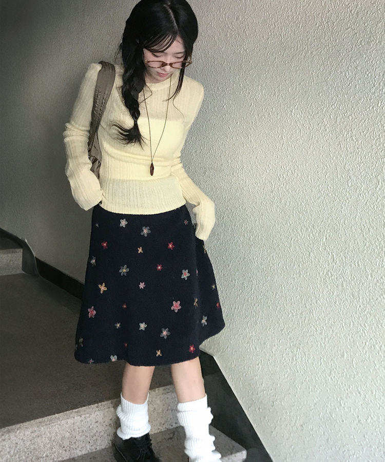 소하 플라워 자수 A라인 미디 스커트 네이비