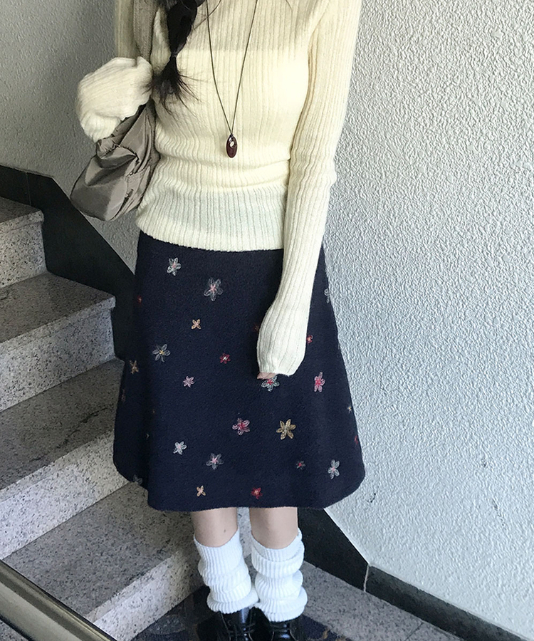 소하 플라워 자수 A라인 미디 스커트 네이비