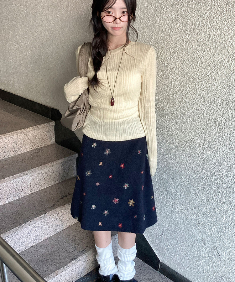 소하 플라워 자수 A라인 미디 스커트 네이비