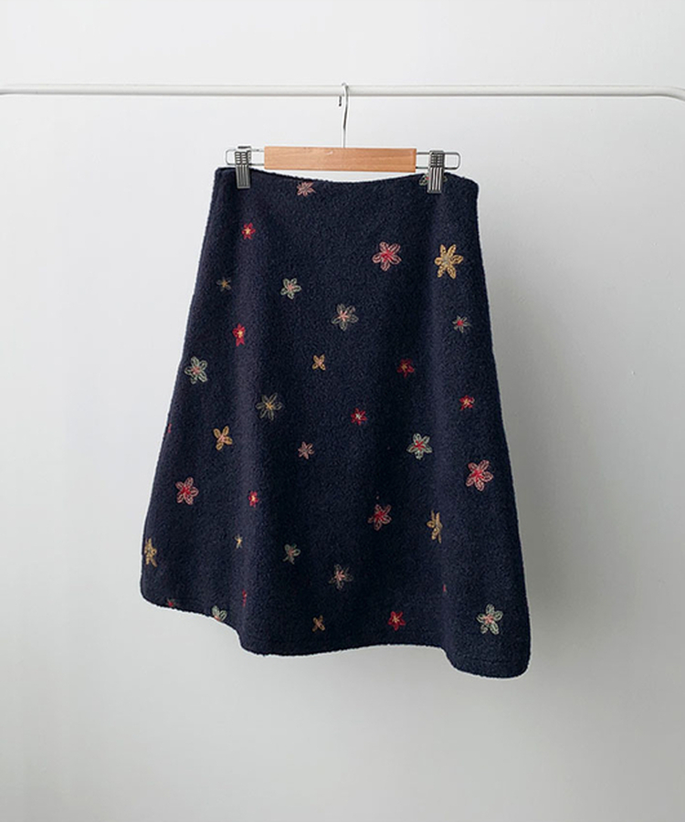 소하 플라워 자수 A라인 미디 스커트