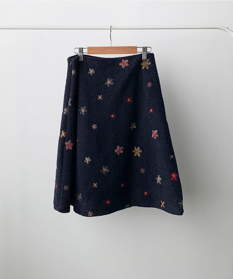 소하 플라워 자수 A라인 미디 스커트