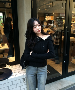 オフショルダーボタンリブニット BLACK