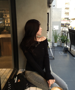 オフショルダーボタンリブニット BLACK