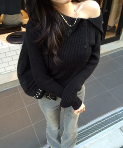 オフショルダーボタンリブニット BLACK