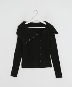 オフショルダーボタンリブニット