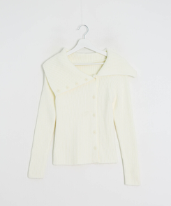 オフショルダーボタンリブニット