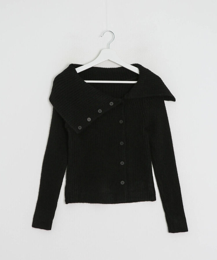 オフショルダーボタンリブニット