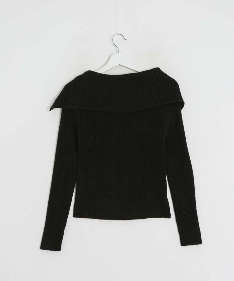 オフショルダーボタンリブニット