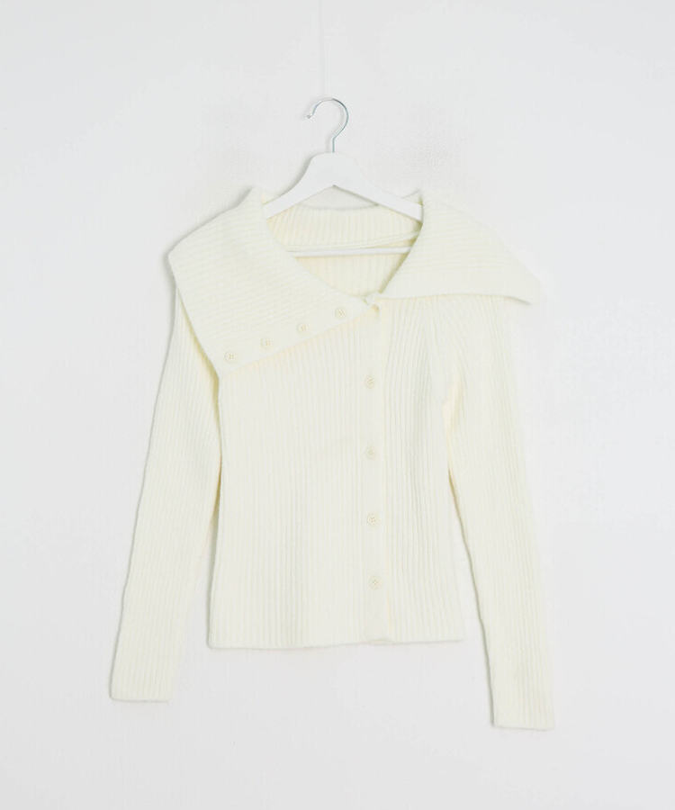 オフショルダーボタンリブニット