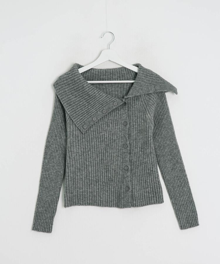 オフショルダーボタンリブニット