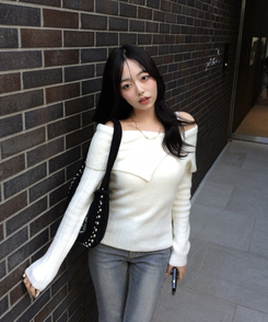オフショルダーニットトップス IVORY