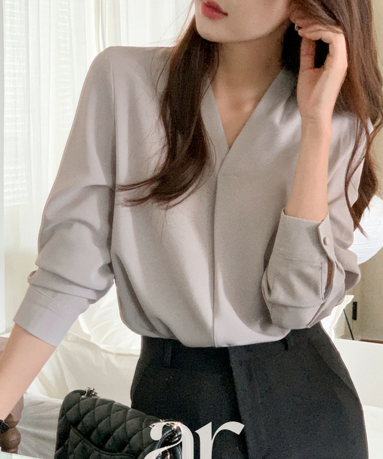 Ⅴネック9色ブラウス  SKYBLUE