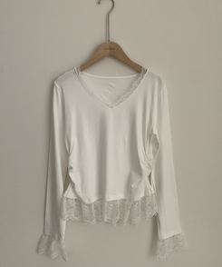 レースレイヤードVネック長袖Tシャツ