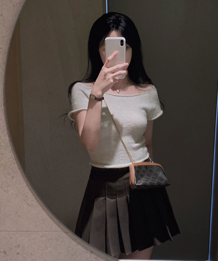 로맨스 롤링 입술넥 원숄더 반팔 니트 아이보리