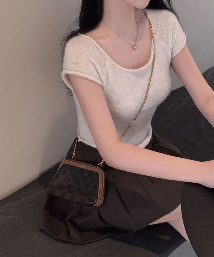 로맨스 롤링 입술넥 원숄더 반팔 니트 아이보리