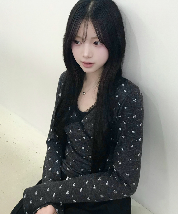 플라워 브이넥 긴팔티셔츠 차콜