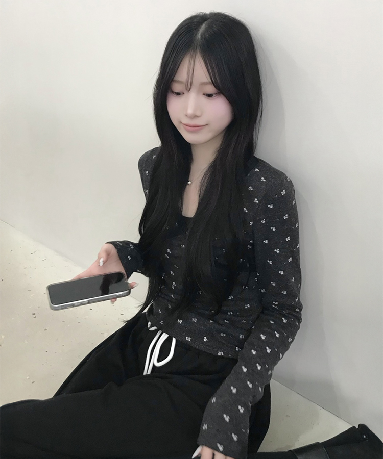 플라워 브이넥 긴팔티셔츠 차콜