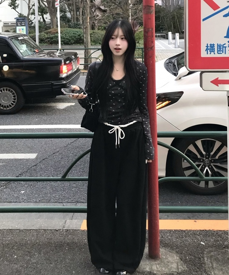 플라워 브이넥 긴팔티셔츠 차콜