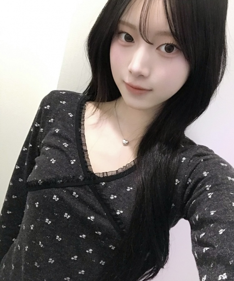 플라워 브이넥 긴팔티셔츠 차콜