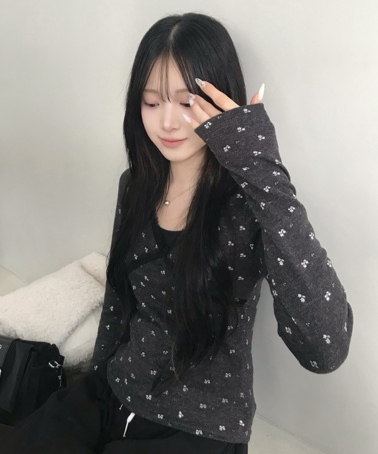 플라워 브이넥 긴팔티셔츠 차콜