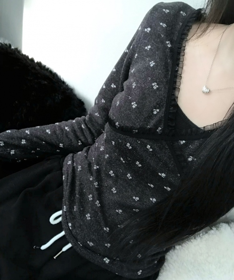 플라워 브이넥 긴팔티셔츠 차콜