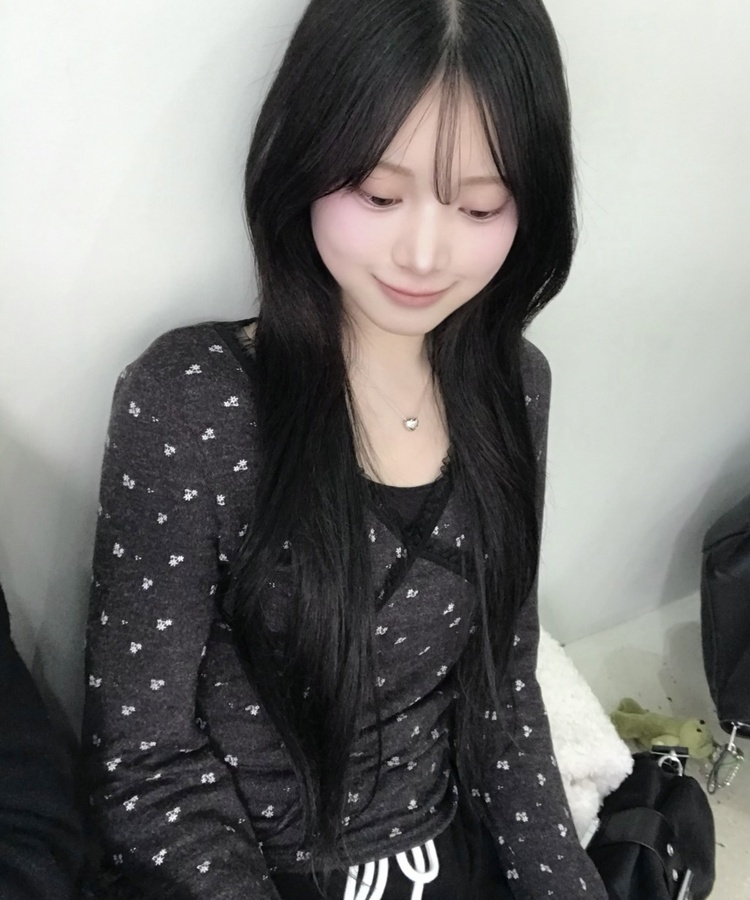 플라워 브이넥 긴팔티셔츠 차콜