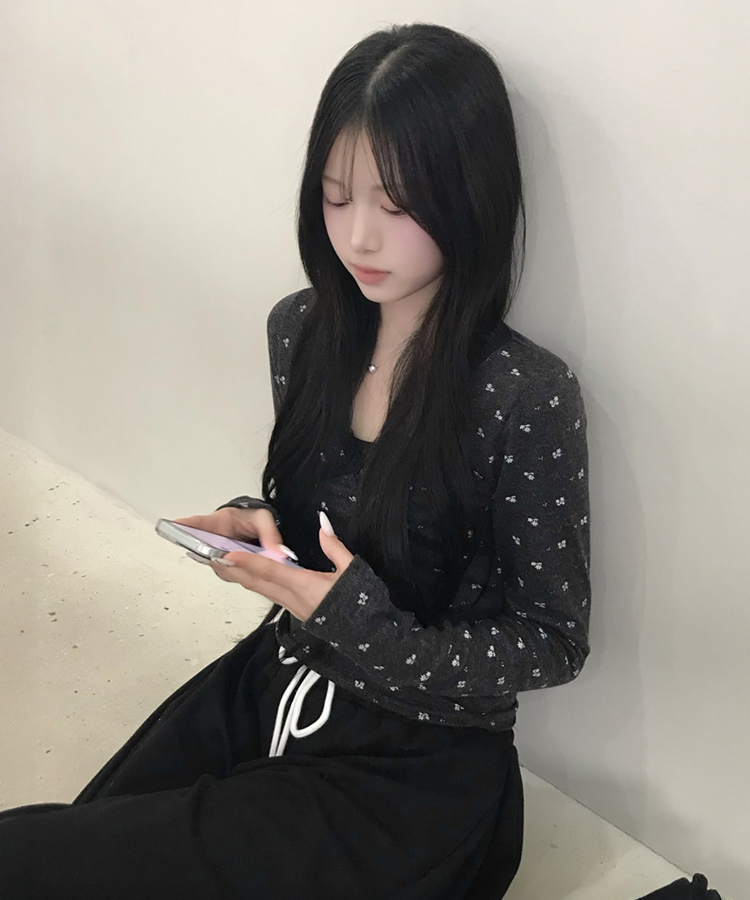 フラワーVネックTシャツ CHARCOAL