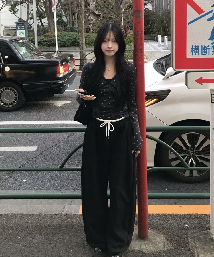 フラワーVネックTシャツ CHARCOAL