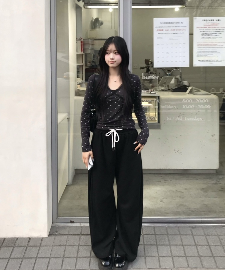 フラワーVネックTシャツ CHARCOAL