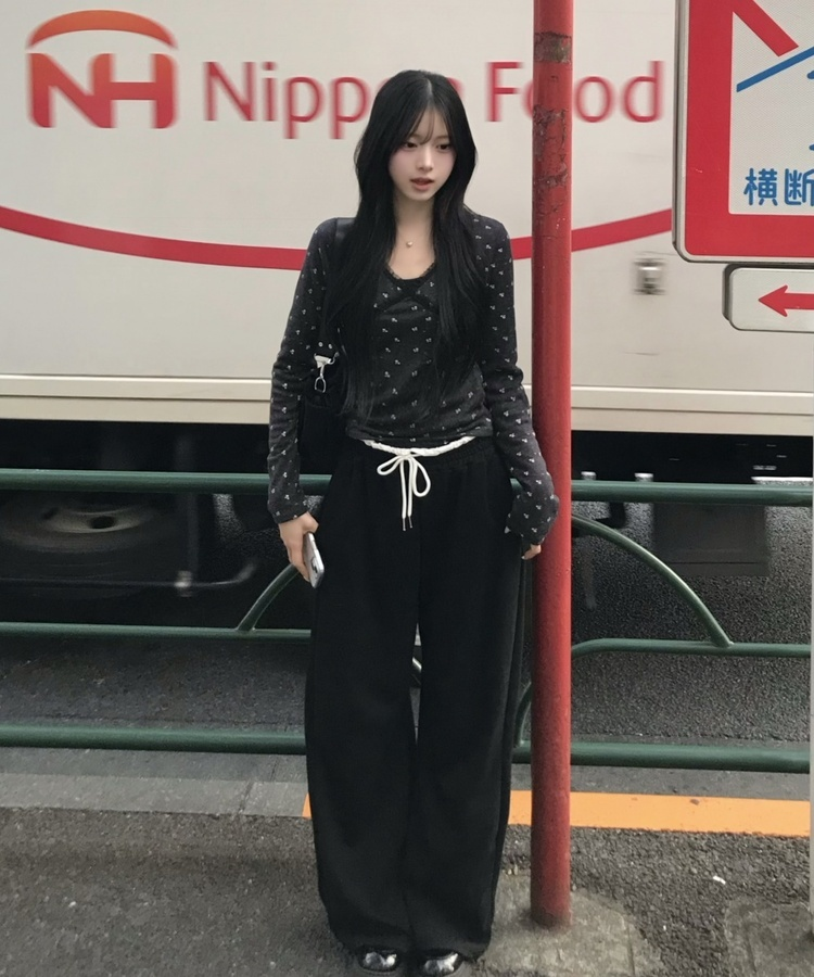 フラワーVネックTシャツ CHARCOAL