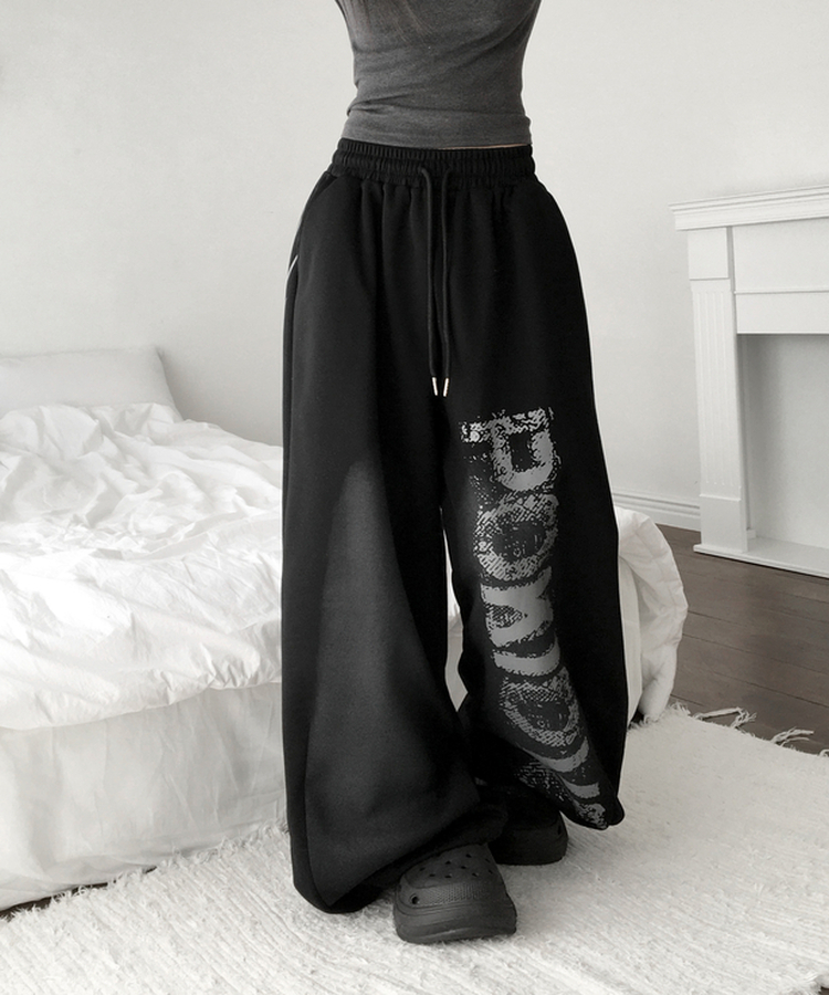 페티 브러쉬 워싱 레터링 스트링 와이드 밴딩 트레이닝 팬츠 블랙