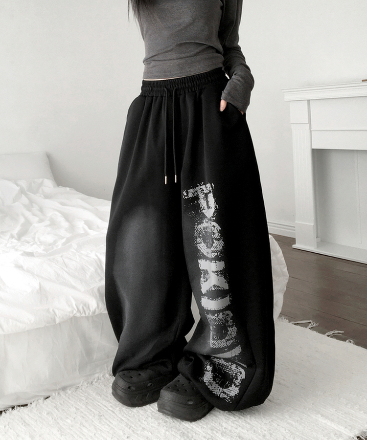 페티 브러쉬 워싱 레터링 스트링 와이드 밴딩 트레이닝 팬츠 블랙
