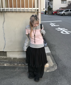 프릴 언밸런스 미디스커트 블랙