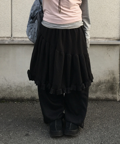 프릴 언밸런스 미디스커트 블랙