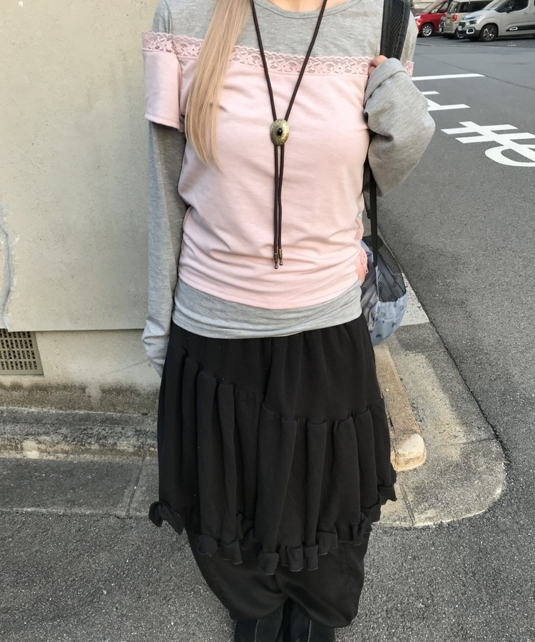 프릴 언밸런스 미디스커트 블랙