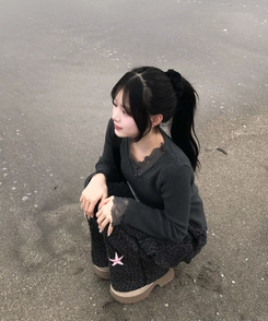 レースデザインVネックニット CHARCOAL