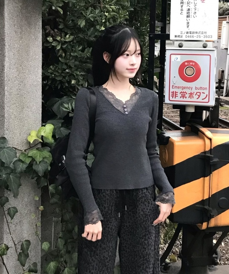 レースデザインVネックニット CHARCOAL