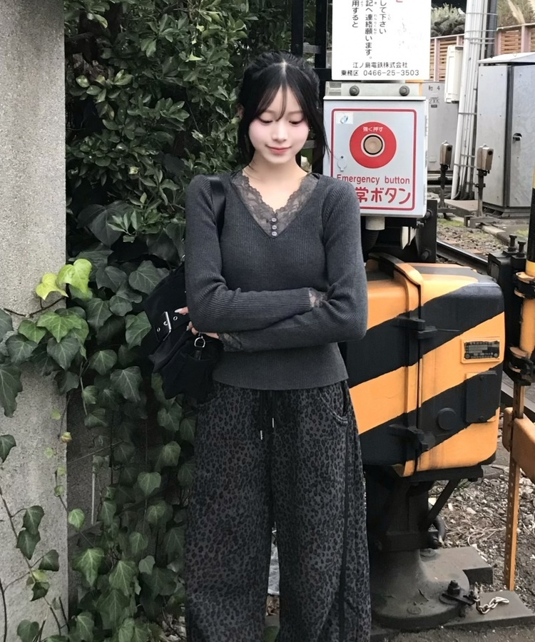 レースデザインVネックニット CHARCOAL