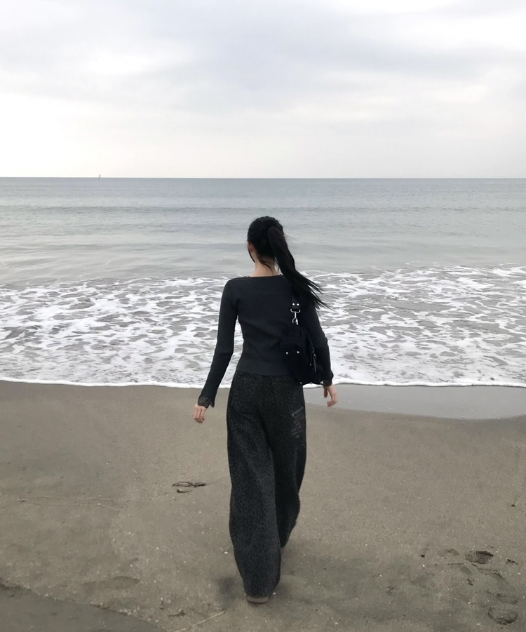 レースデザインVネックニット CHARCOAL