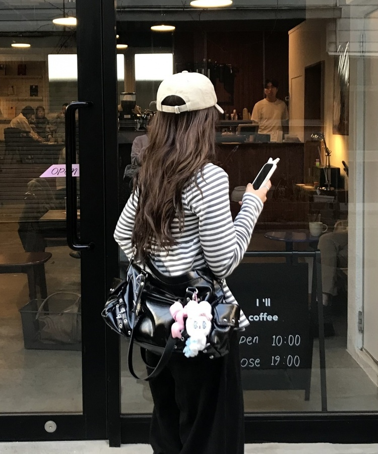 벨트 포인트 숄더백 블랙