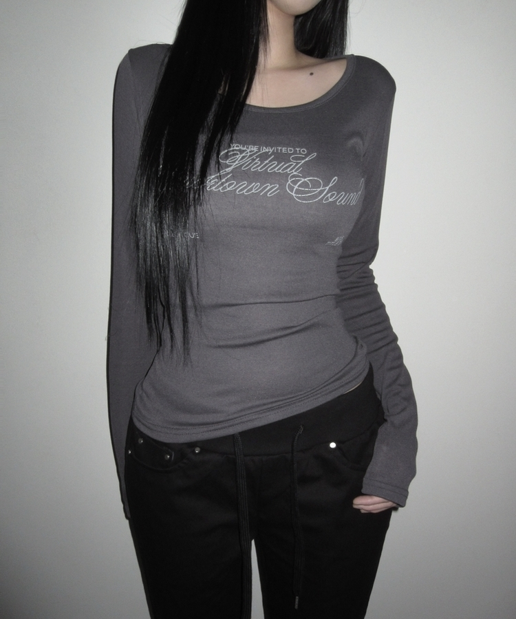 クロイレタリングスリム長袖Tシャツ CHARCOAL