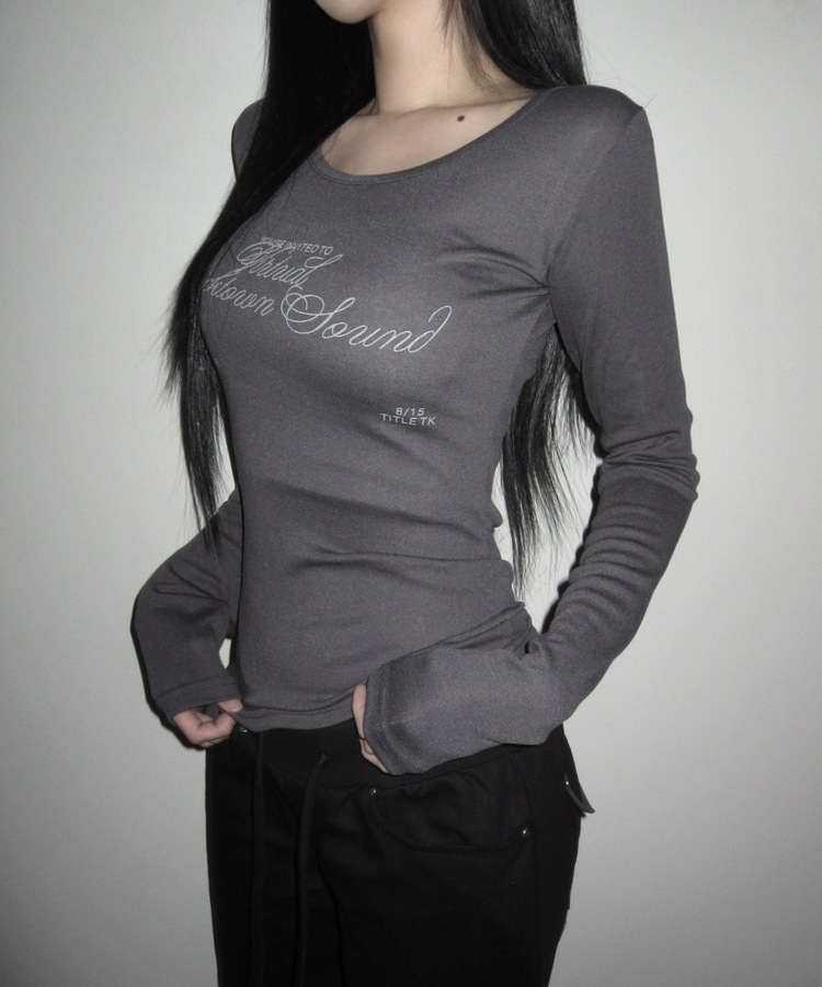 クロイレタリングスリム長袖Tシャツ CHARCOAL