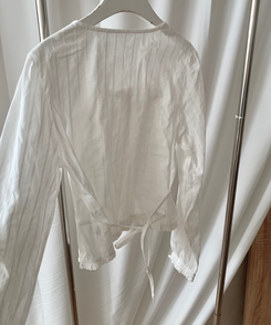 ムードスクエアネックフリルブラウス